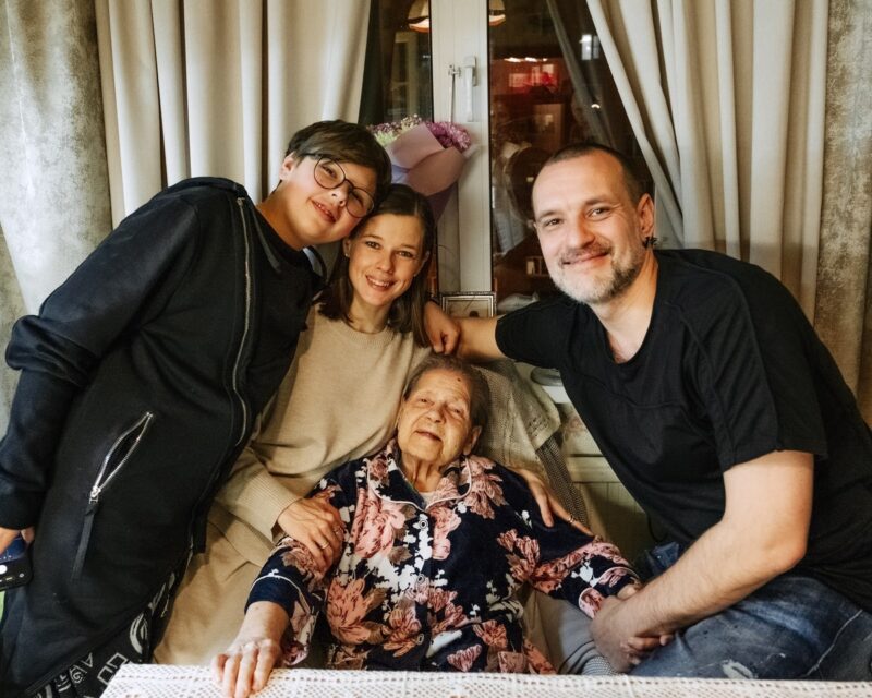 «Он копия мамы, но очень взрослый»: как выглядит 13-летний сын Катерины Шпицы от первого брака и почему актриса не делает культа из оценок