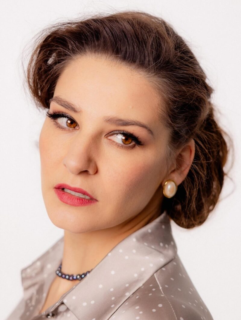 Год унижений: как звезда пятерых детей бежала из театра