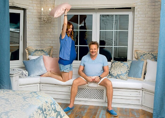 Спальня супругов с эркерными окнами, наполняющими комнату светом