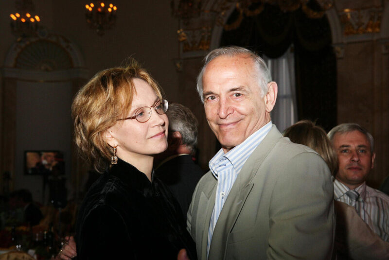 «Он не для галочки»: почему 52-летний сын Василия Ланового женился в 45 и стал главной опорой Ирины Купченко