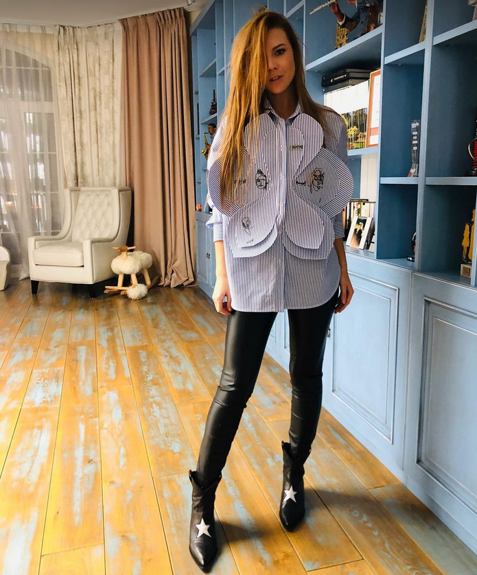 Просторная гостиная с камином, роялем и семейными фотографиями