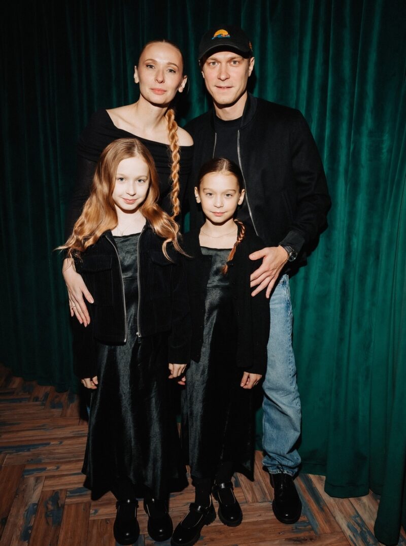 «Не каждый решится на такое»: почему звезда «Быка» Юрий Борисов сменил фамилию, а его красавица-жена забросила карьеру ради него