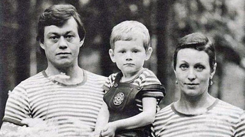 Николай Караченцов с сыном и Людмилой