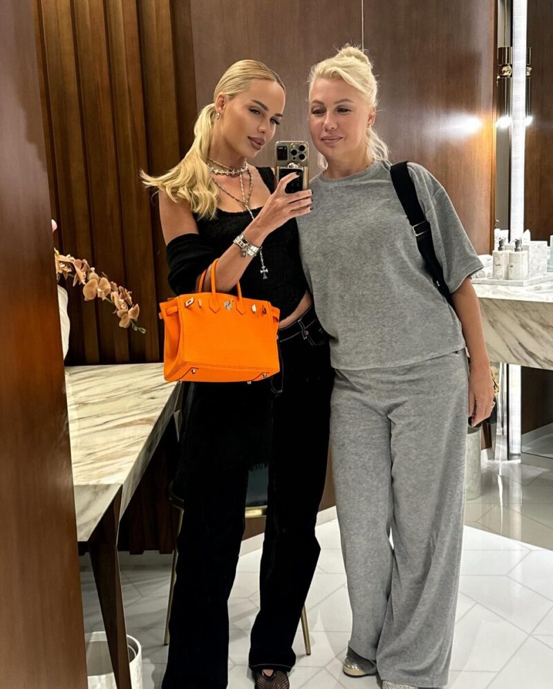 «Если бы не ты, меня бы не было»: как выглядит 58-летняя мама певицы Ханны, которую путают с ее сестрой