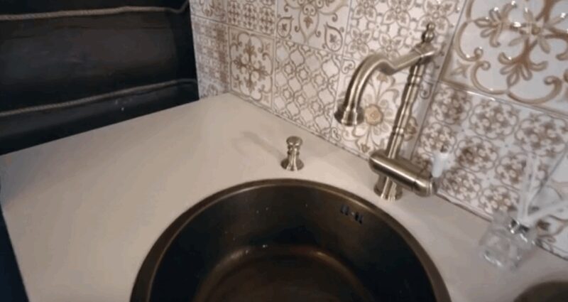 Актриса увлечённо занимается творчеством в своём доме.