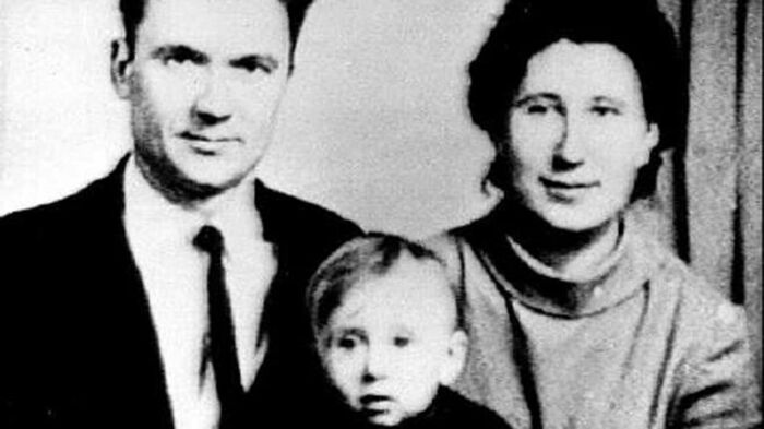 Андрей и Феодосия Чикатило с сыном Юрием.