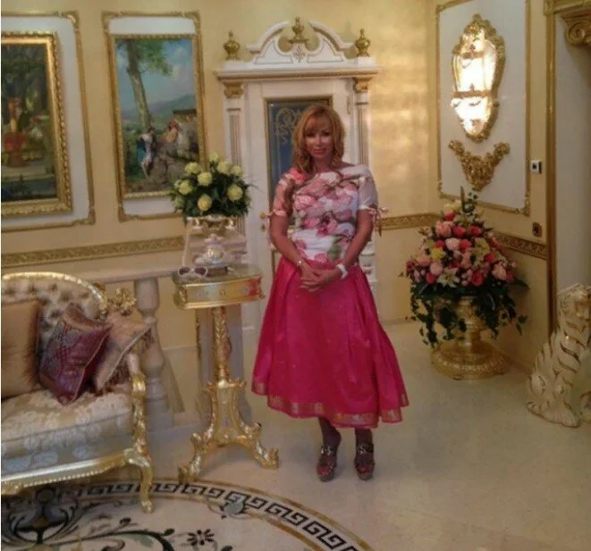 «Полюбоваться можно, а вот жить неудобно»: 61-летняя Маша Распутина рассказала, почему её рублёвский особняк стал «музеем»