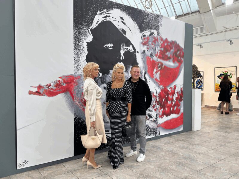 Художница Евгения Васильева (EVA) на открытии выставки 