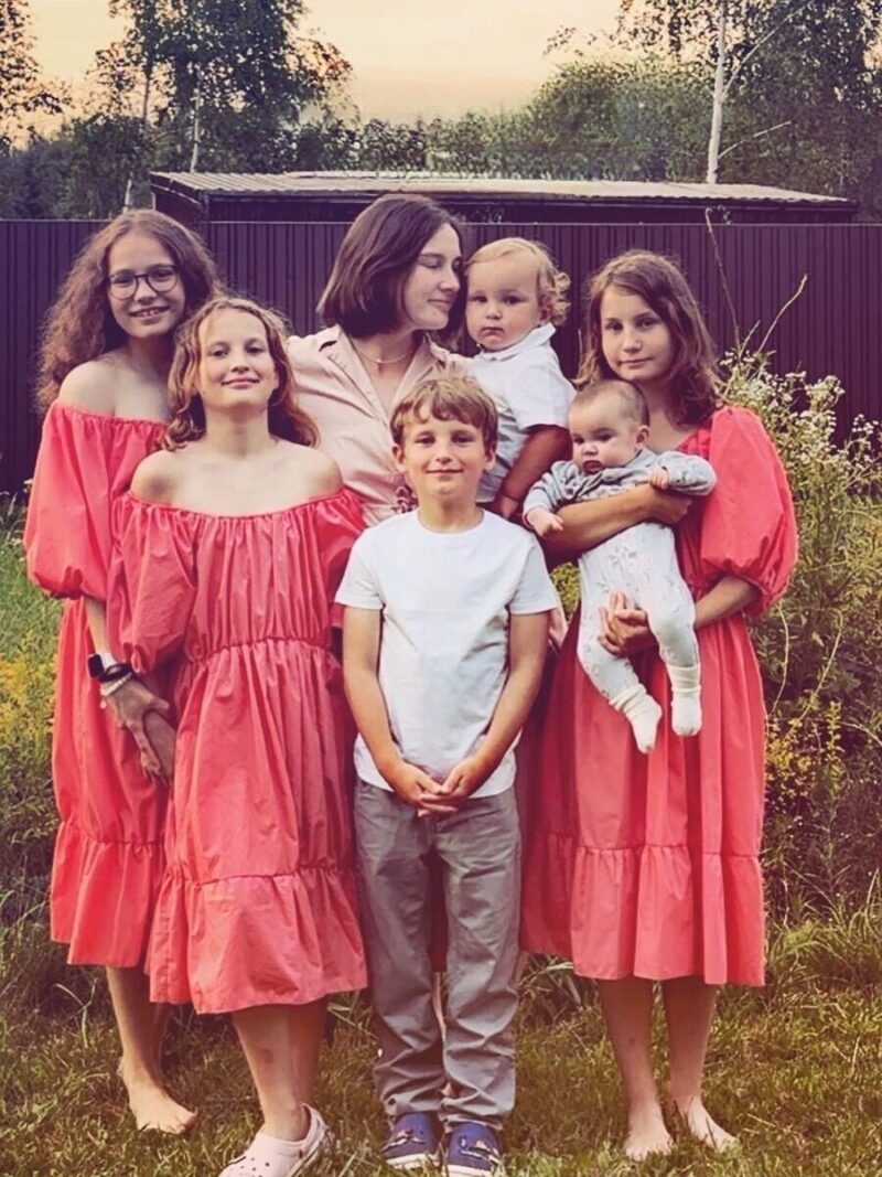 «Он забрал всё, что смог»: как Пелагея Стерлигова выжила после скандального развода и родила 6-го ребёнка в 35 лет