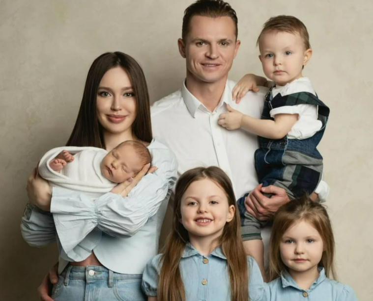 Дмитрий Тарасов и Анастасия Костенко с детьми: большая и дружная семья.