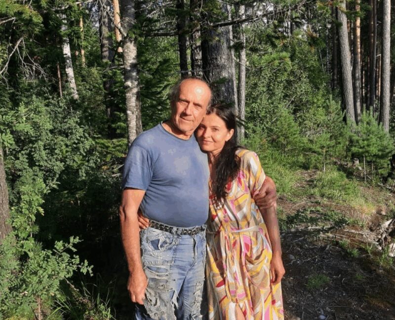 Светлана Владимирская с мужем на фоне природы.