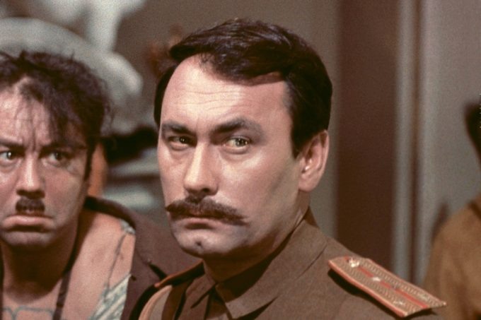 Кадр из фильма «Свадьба в Малиновке», где Самойлов сыграл одну из своих самых известных ролей.