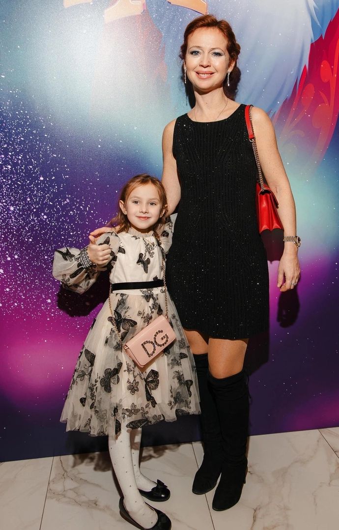 Елена Захарова с дочерью.