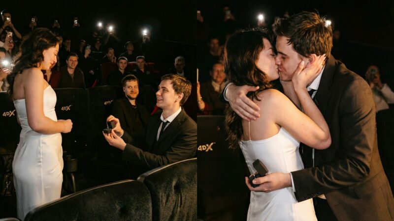 Мужчина в черном костюме делает предложение руки и сердца в кинотеатре