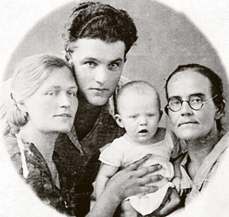 Родители будущей певицы Ирма и Евгений Герман с маленькой Анной и её бабушкой Анной Мартенс, Ургенч, 1936 год.