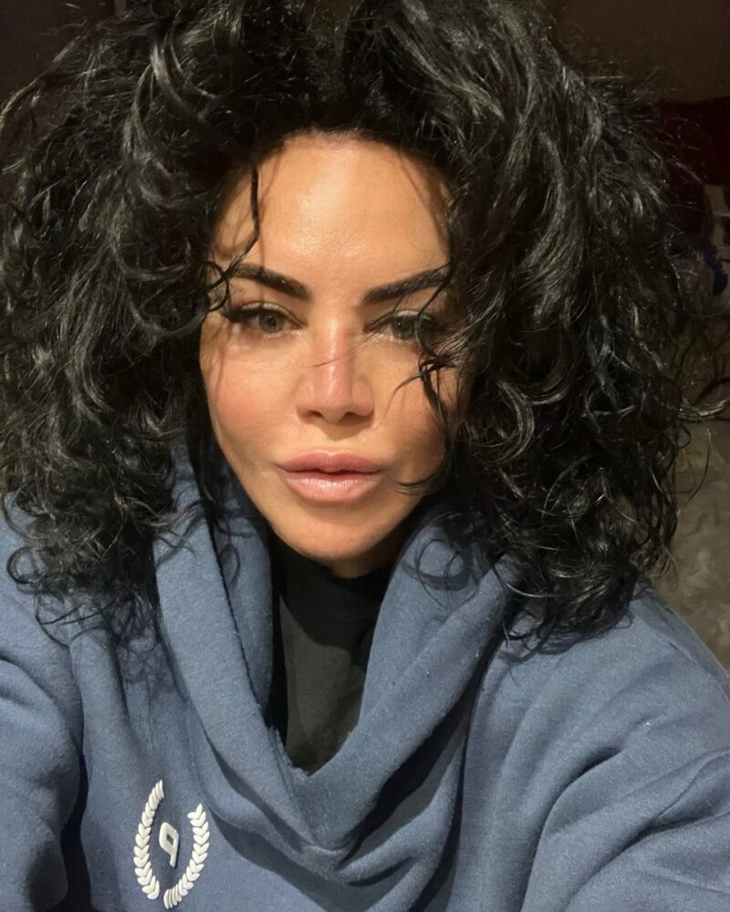 «Счастливой женщине пластика не нужна»: как 61-летняя Оксана Байрак обрела дочь и молодого мужа с разницей в 23 года