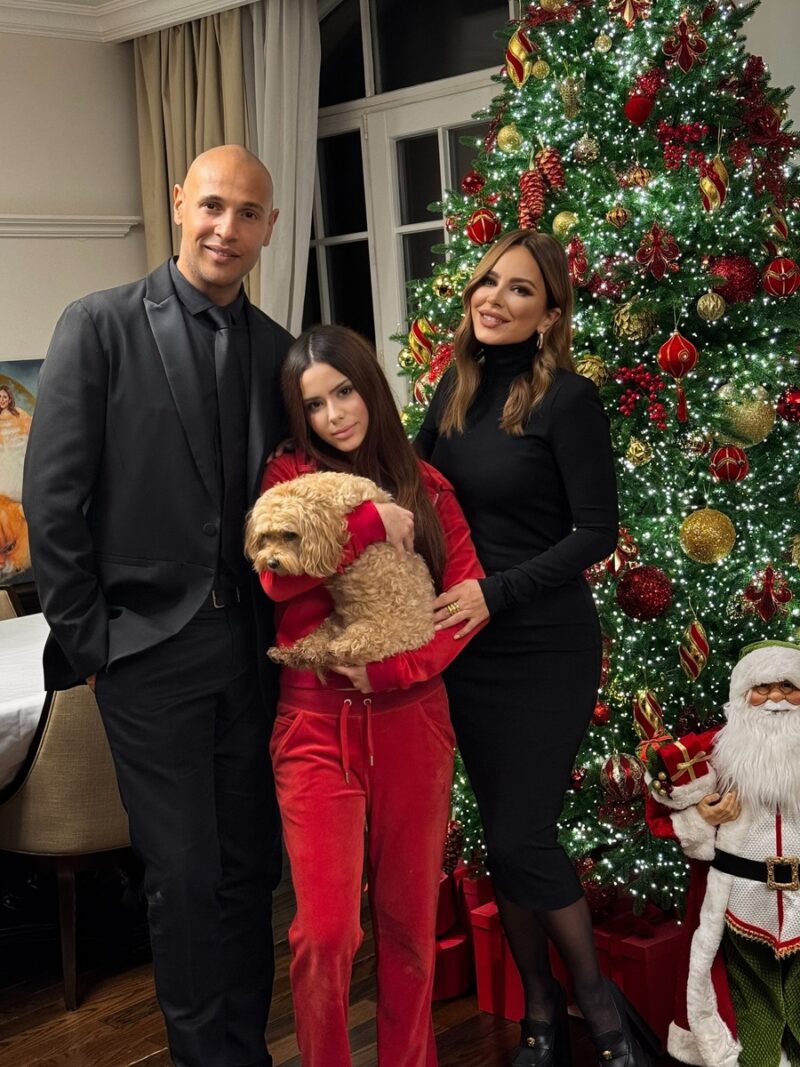 Ани Лорак с дочерью и мужем.