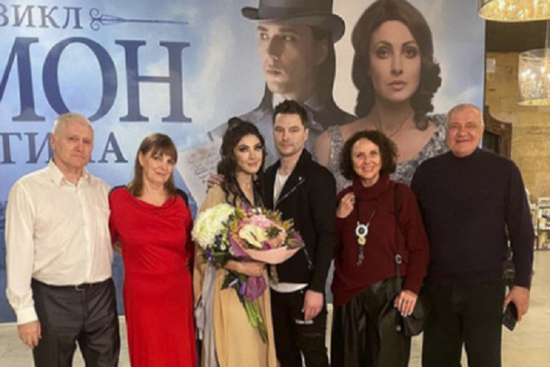 Роман Мальков и Анастасия Макеева с родителями