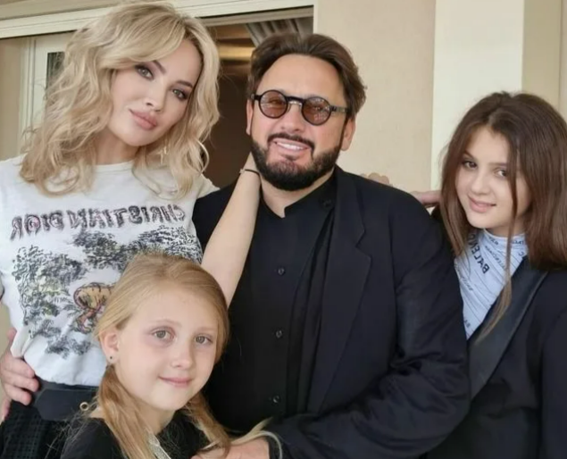 Стас Михайлов с супругой и дочерьми, Иванной и Марией