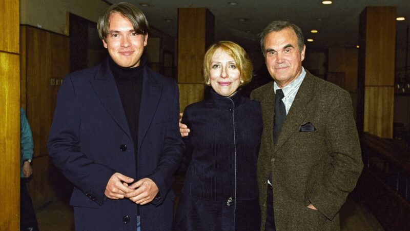 Иван Панфилов в окружении родителей.