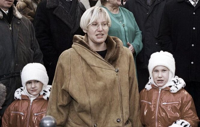 Елена Батурина с дочерьми, демонстрируя материнскую нежность