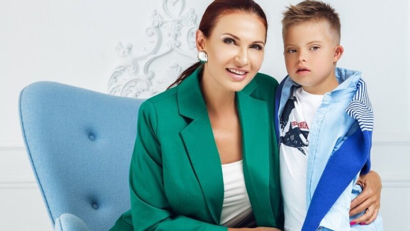 «Ей уже 56, а выглядит на 30!»: каким вырос «солнечный» сын Эвелины Блёданс, которого она родила в 42 года