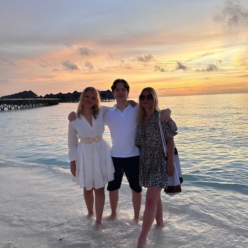 «Он хотел первенца-мальчика»: как сейчас выглядят дети Юрия Шатунова, которым не дают стать публичными