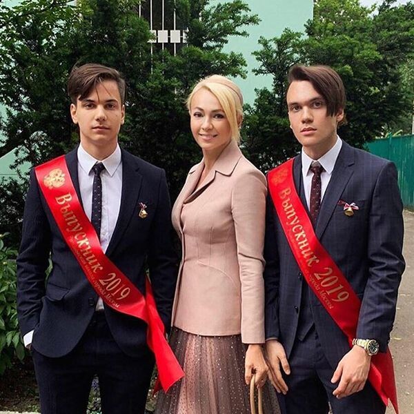 Яна Рудковская и её взрослые сыновья, за которых она вела долгую борьбу. Фото: Супер