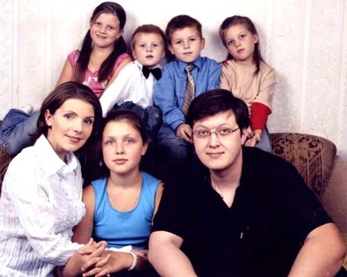 Денис Золотухин с семьёй: священник, отец шестерых детей.