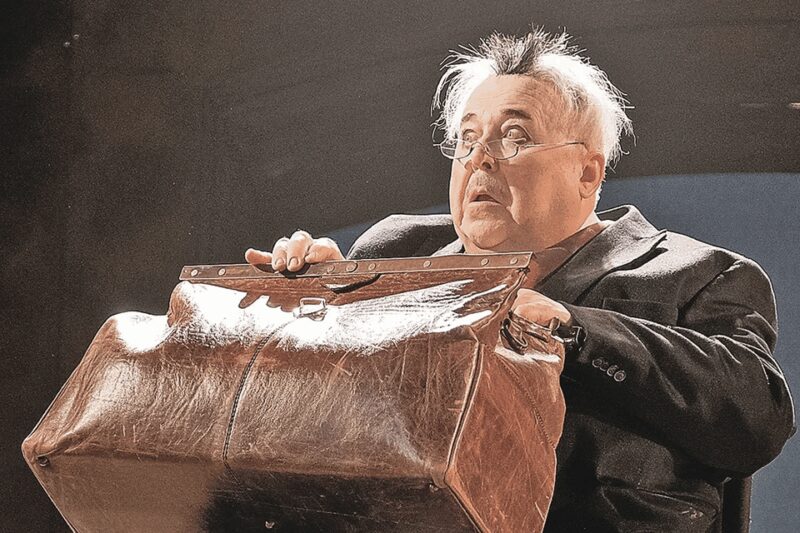 Артист на сцене в спектакле «Ревизор. Версия»