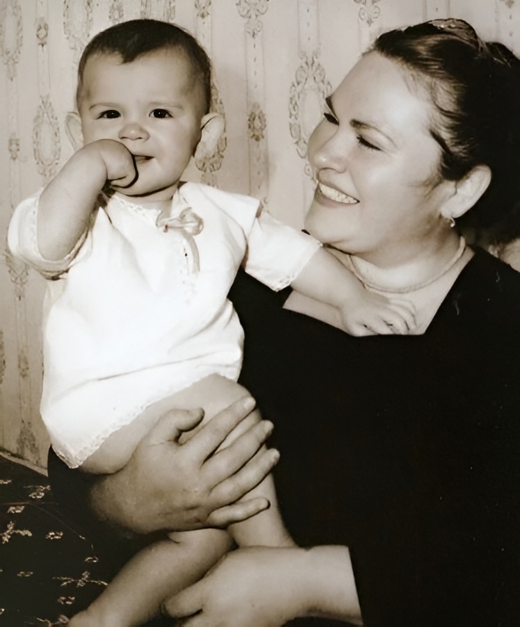 «Господь дал мне сцену, а вместе с ней – сына»: как 74-летняя Нина Усатова сумела обрести семью, но лишь недавно увидела сына женатым