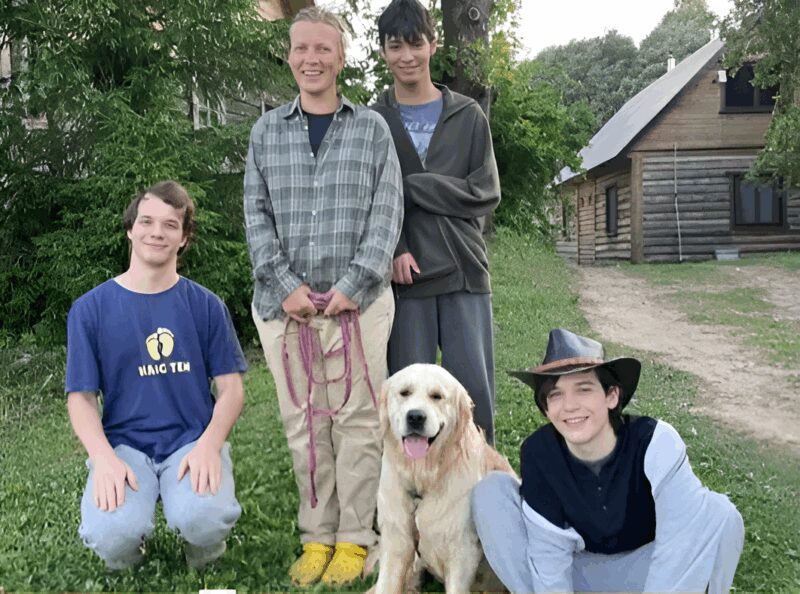 Дарья Михалкова в окружении своих сыновей.