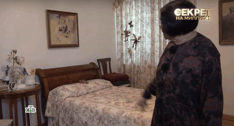 Внутренний дворик, окружённый зеленью, идеальный для летних вечеров.