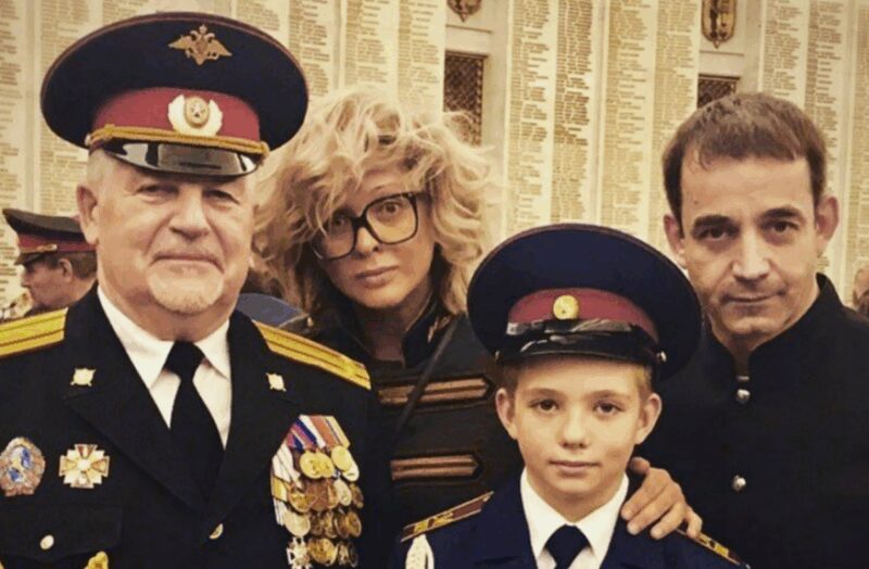 Дмитрий Певцов и Ольга Дроздова на присяге сына в кадетском училище.