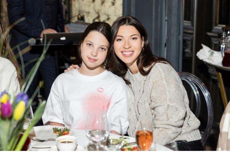 «Я для неё — просто кошелёк»: чем обернулся первый брак Александра Шоуа и как он общается с 25-летней дочерью