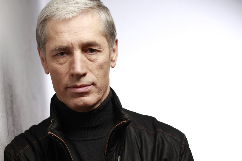 «Он водил такси, а потом убирал мусор»: что стало с 69-летним Сергеем Варчуком, которого бросила жена с 9-летней дочерью