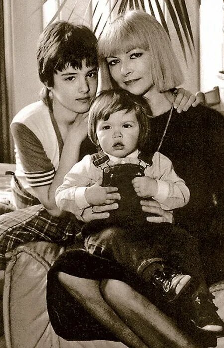 «Двум Барбарам в одной семье не быть»: как роковое предсказание разрушило счастье 84-летней Брыльской