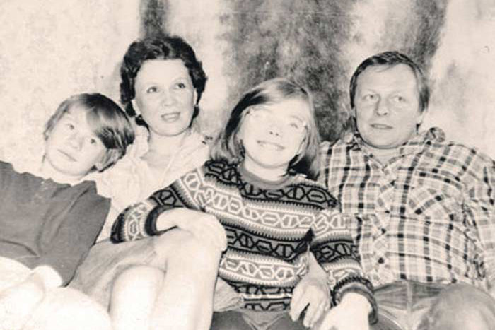 Борис Галкин с Еленой Демидовой и детьми, которых он принял как родных.