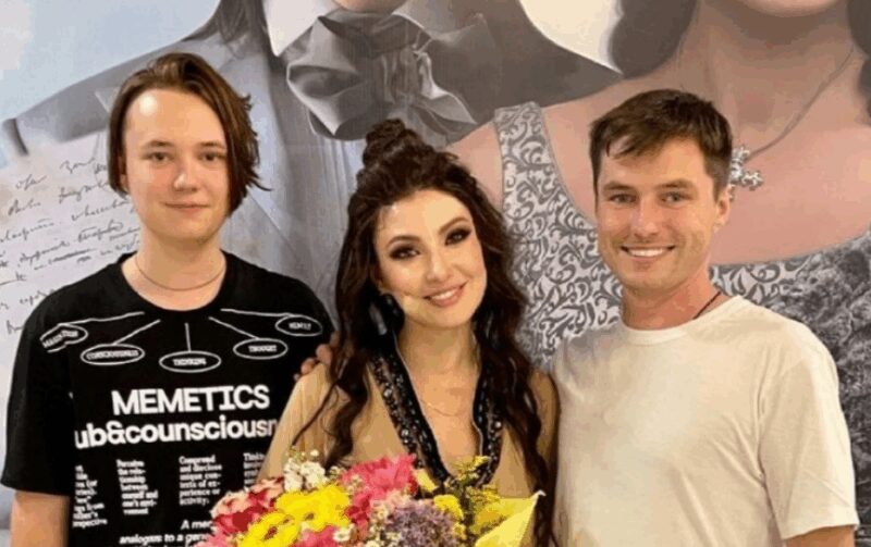 Роман Мальков и Анастасия Макеева с пасынком