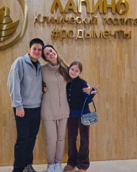 Дети от Павла Прилучного встречали маму с сестренкой в роддоме