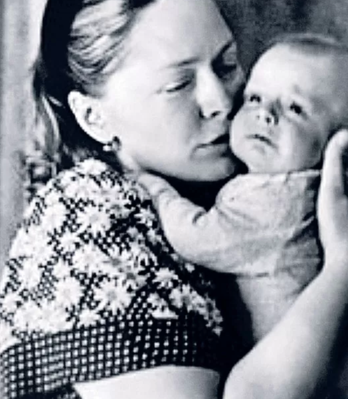 Даниил появился на свет, когда Муслим и Мила уже расстались, и Мила долго хранила тайну его отцовства.