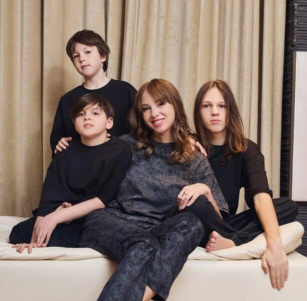 Полина Диброва с сыновьями, которые регулярно навещают отца.