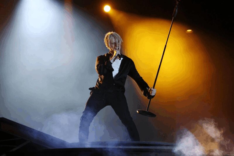 Певец SHAMAN во время концертного выступления.