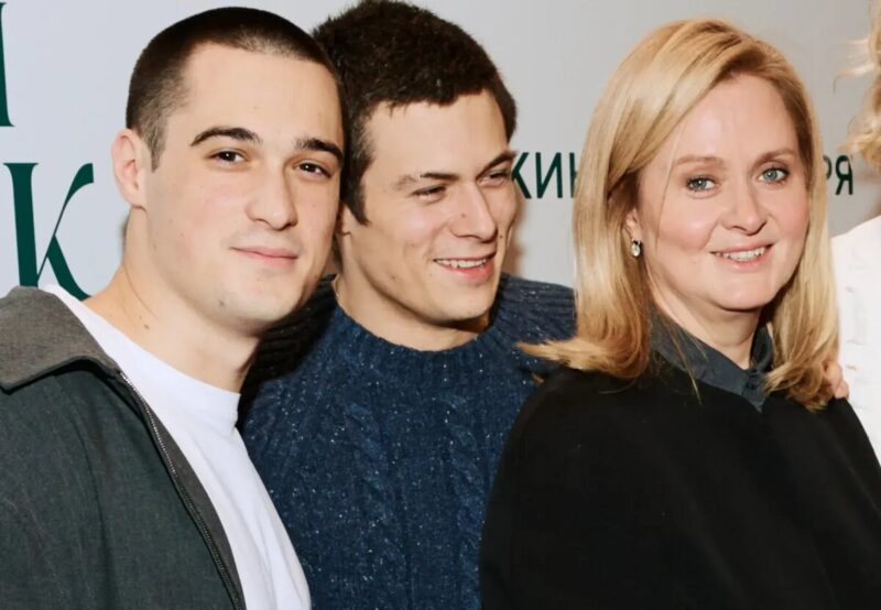 Актриса Анна Михалкова с сыновьями Андреем и Сергеем.