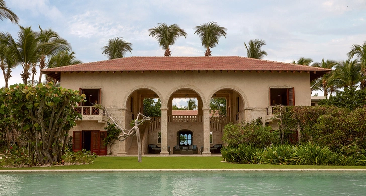 Скромный фасад виллы Барышникова, не выдающий её внутреннего великолепия.