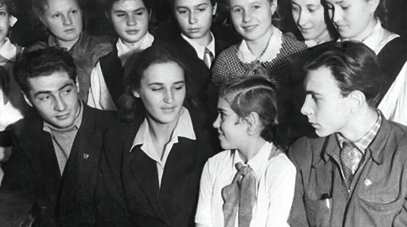 Молодые Нонна Мордюкова и Вячеслав Тихонов на встрече с пионерами, полные надежд и планов.