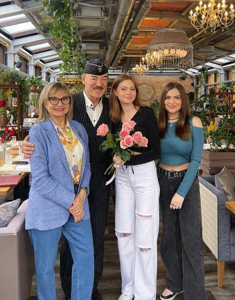 «У нас нормальная, тихая российская семья. Без звездных отклонений», — делился Михаил Сергеевич