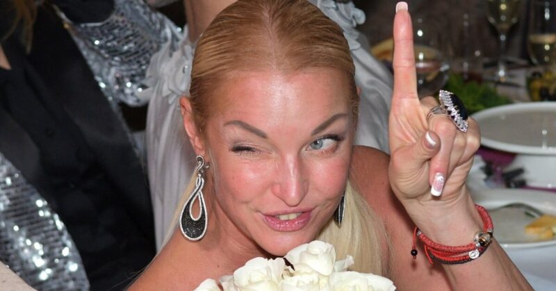 «Она просто завидовала»: почему однажды Ксения Собчак демонстративно вылила напиток на Анастасию Волочкову?