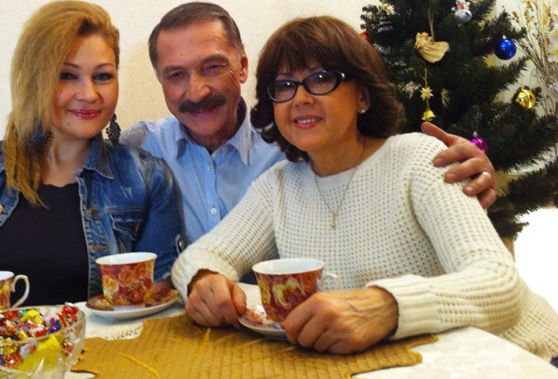 Ядвига Поплавская и Александр Тиханович с дочерью Анастасией.