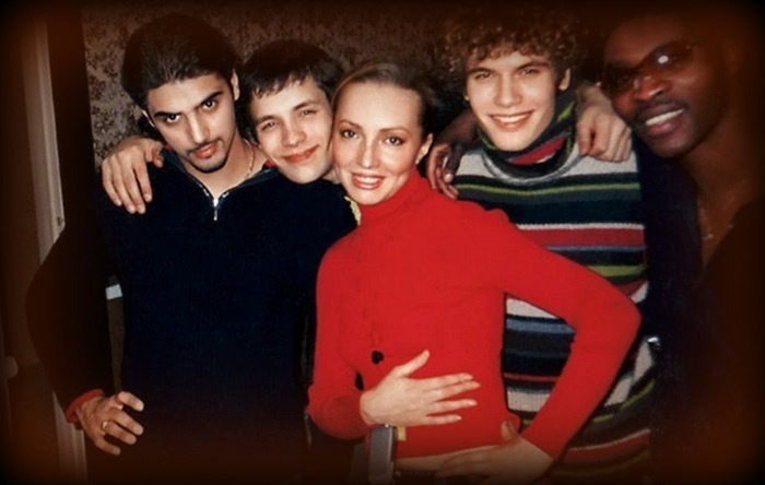 «Её слово — закон»: как 21-летний Асташёнок из «Корней» тайно женился на директоре старше на 13 лет